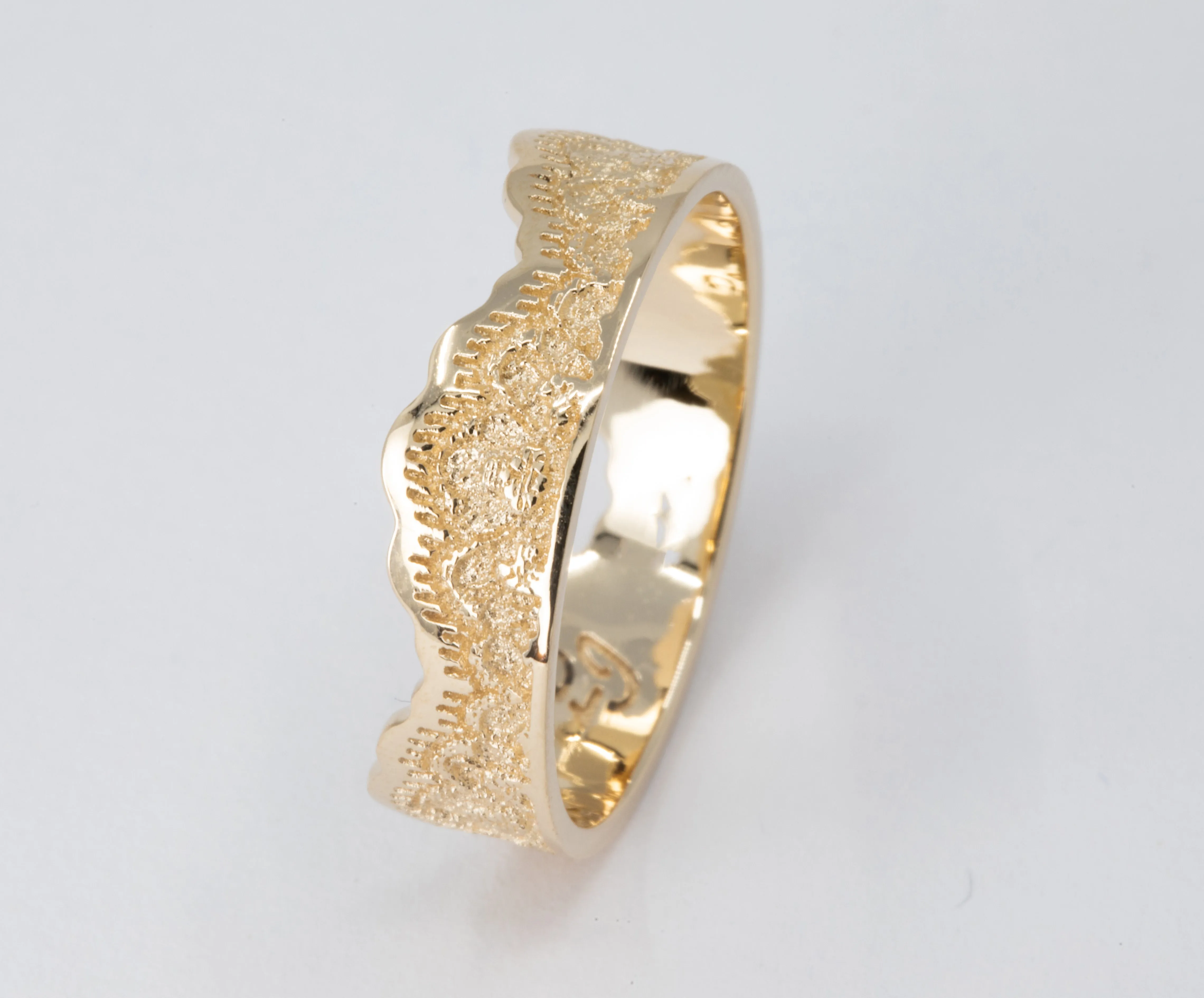 Aksana Lace Crown Wedding Ring