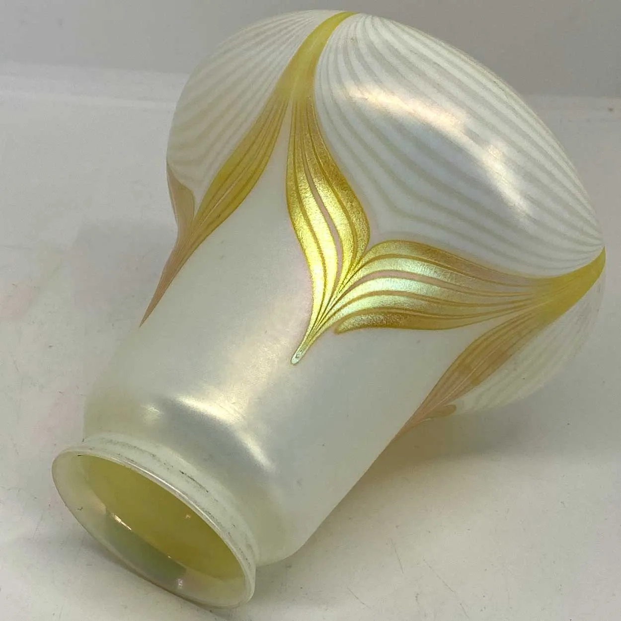 American Quezal Glass White and Gold Pulled Feather Bell-Shape Lamp Shade