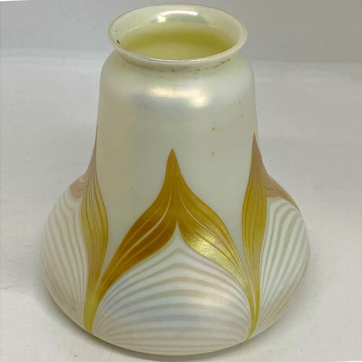 American Quezal Glass White and Gold Pulled Feather Bell-Shape Lamp Shade