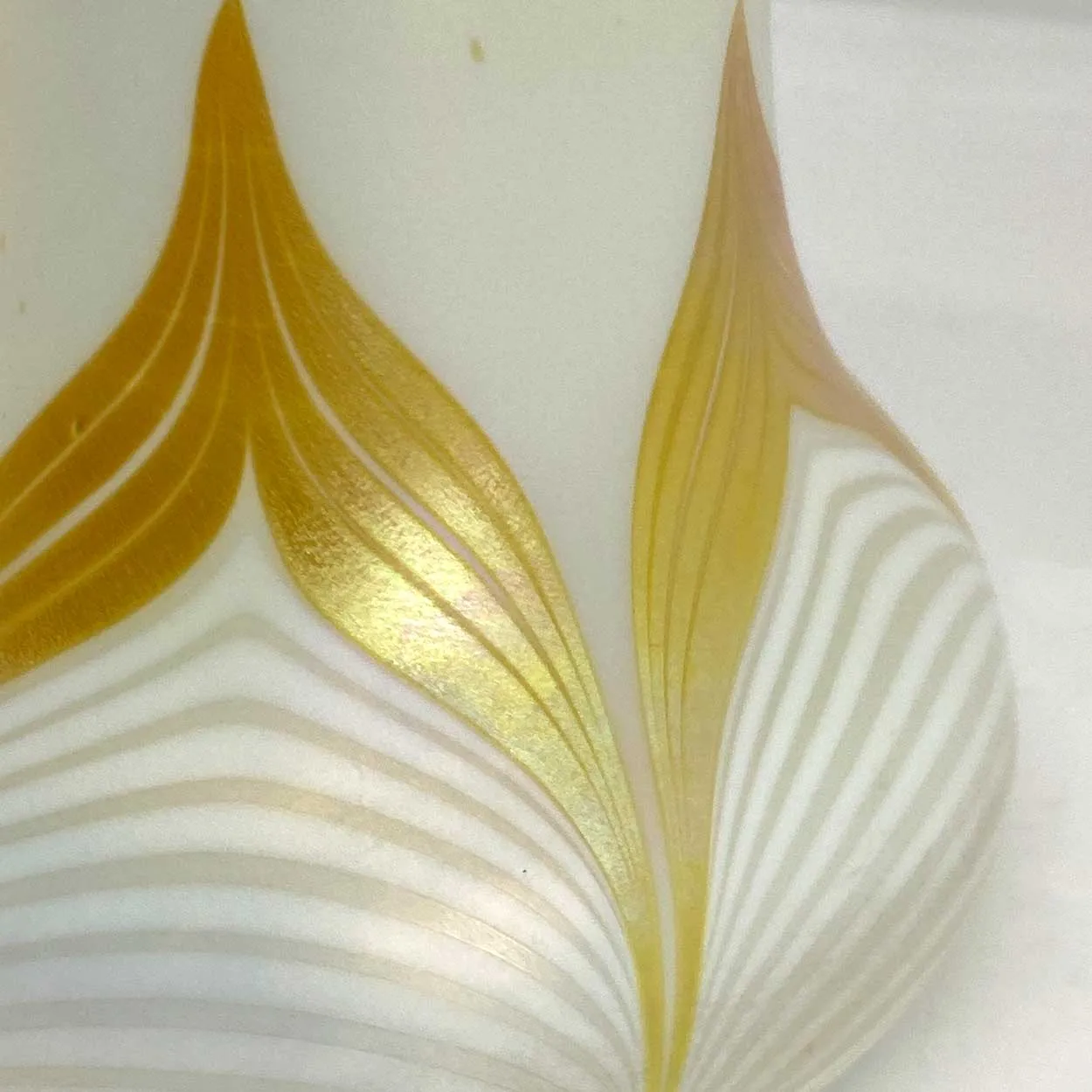 American Quezal Glass White and Gold Pulled Feather Bell-Shape Lamp Shade
