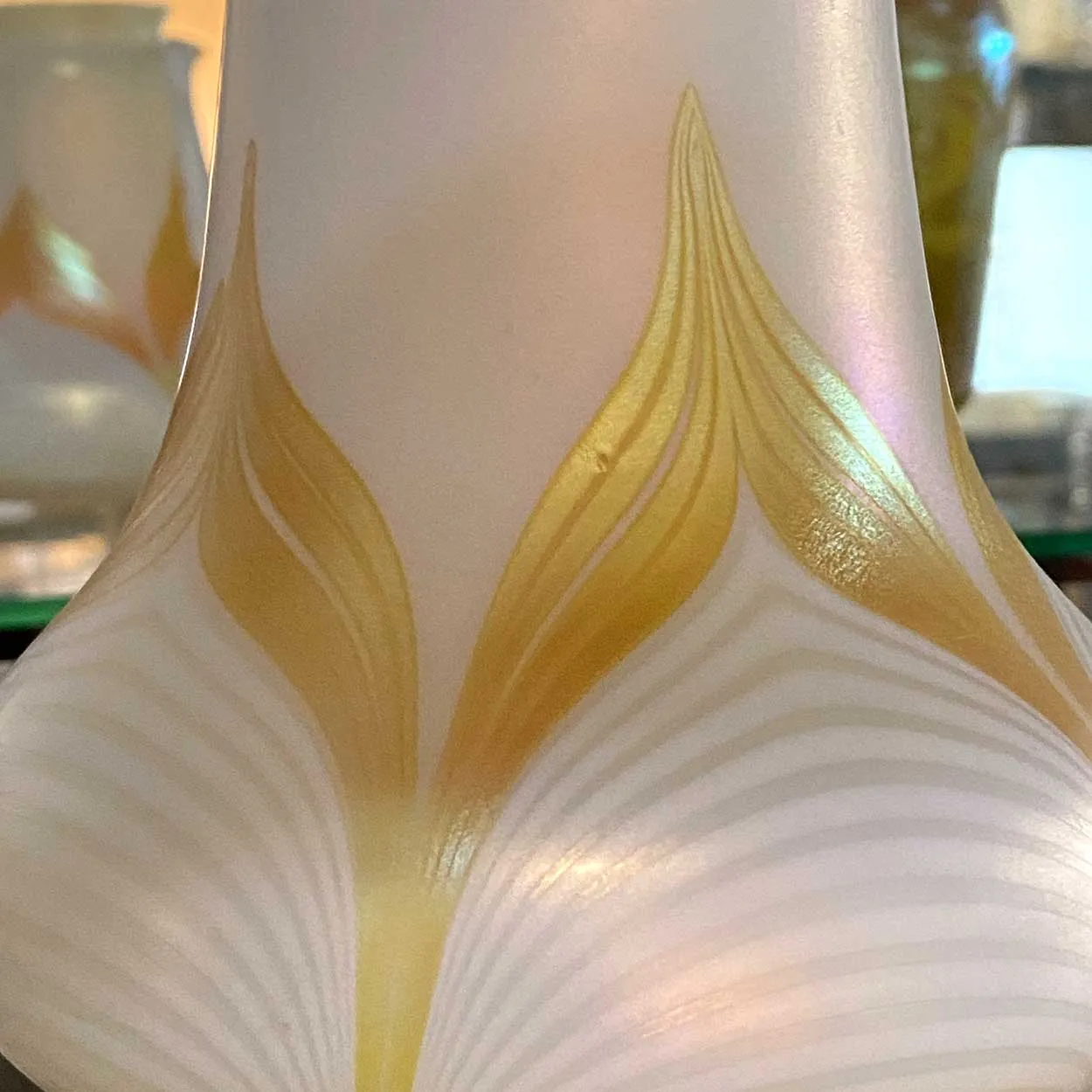 American Quezal Glass White and Gold Pulled Feather Bell-Shape Lamp Shade