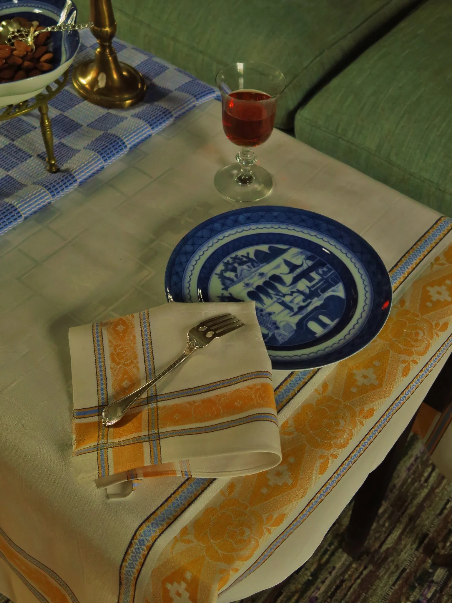 Art Deco Golden Roses Cloth and 6 Napkins
