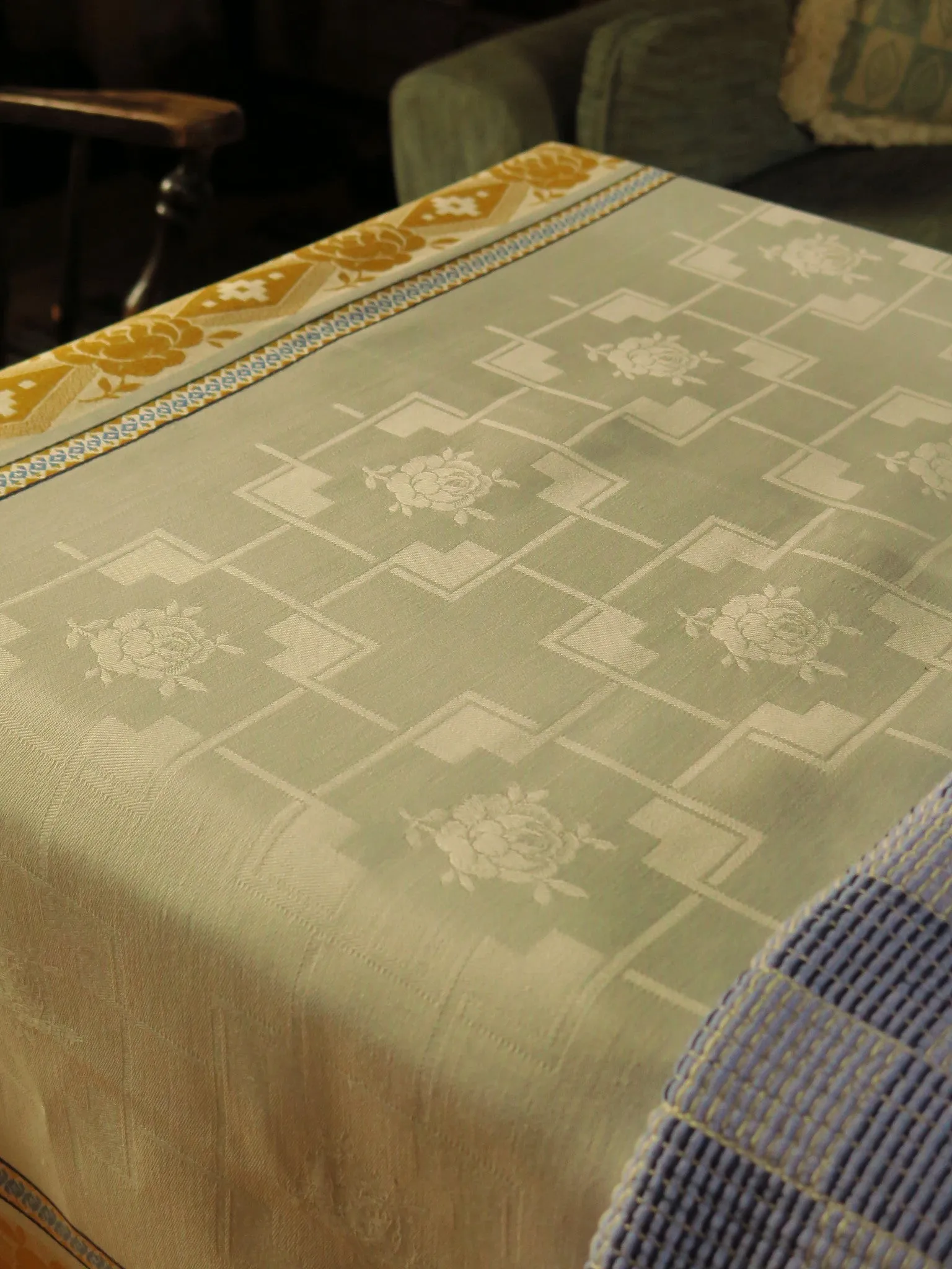 Art Deco Golden Roses Cloth and 6 Napkins