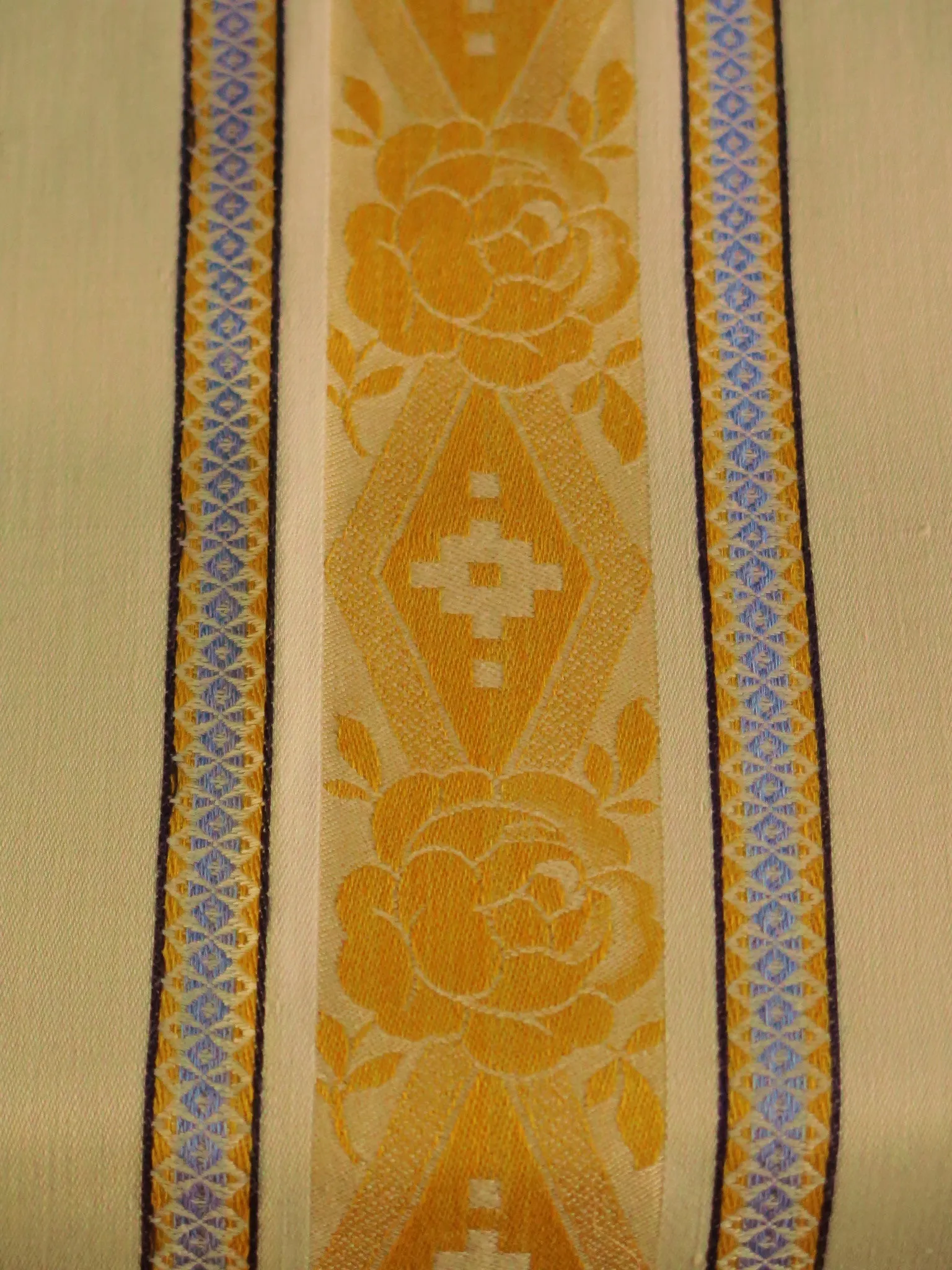 Art Deco Golden Roses Cloth and 6 Napkins