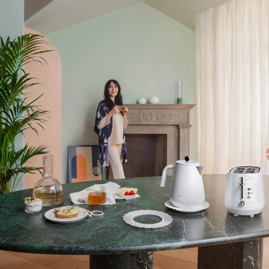 Delonghi Eclettica Kettle Whimsical White KBY2001.W