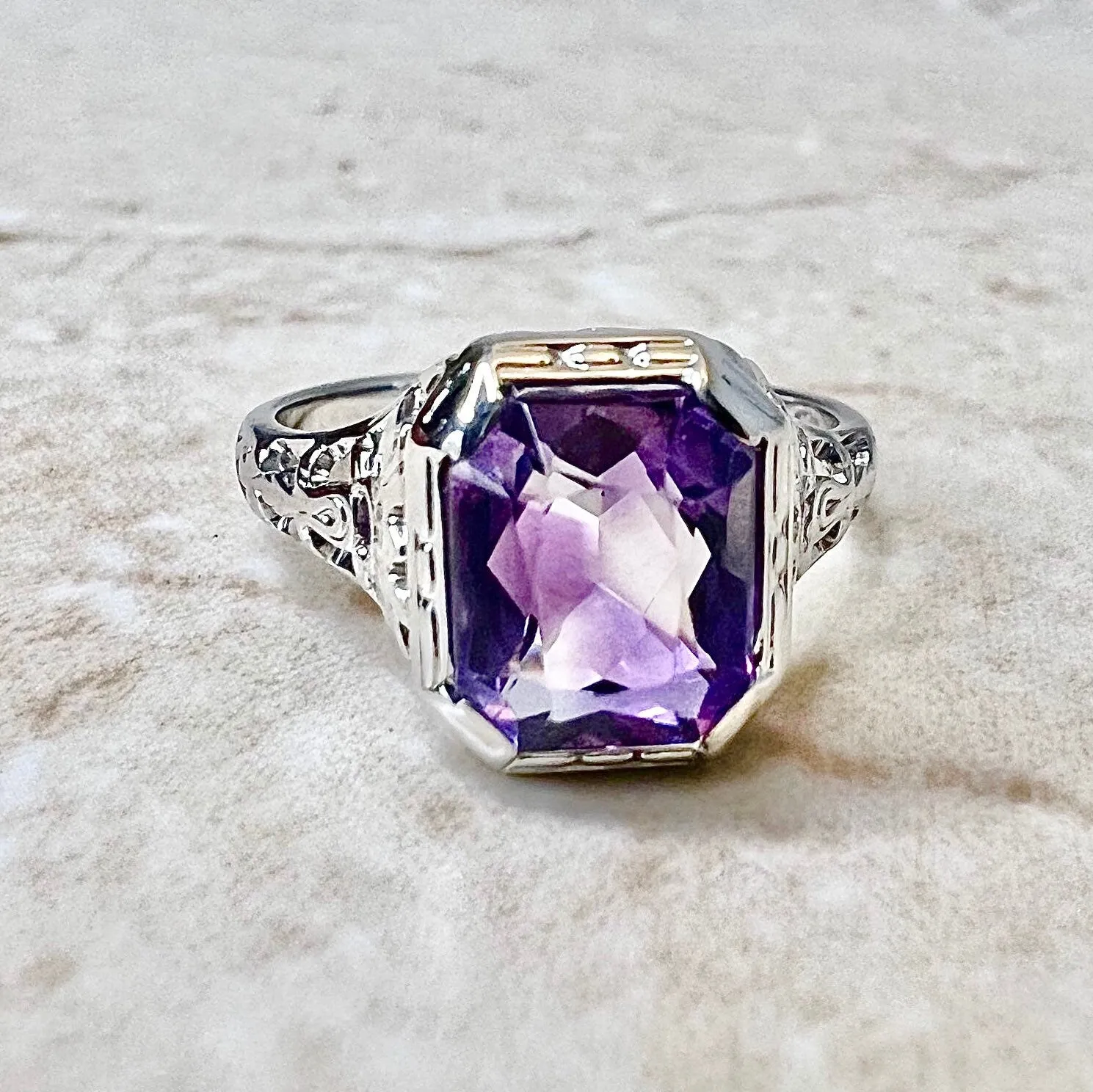 Fine Antique Art Deco 18 Karat White Hold Amethyst Filigree Solitaire Ring