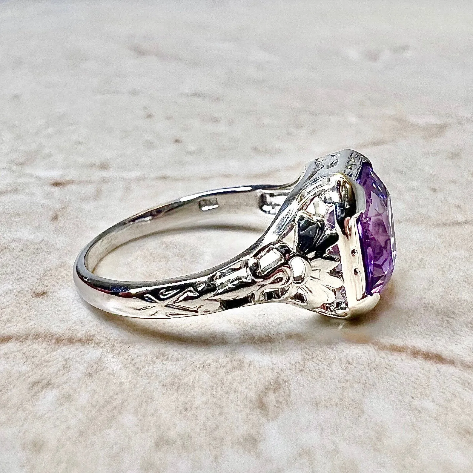 Fine Antique Art Deco 18 Karat White Hold Amethyst Filigree Solitaire Ring