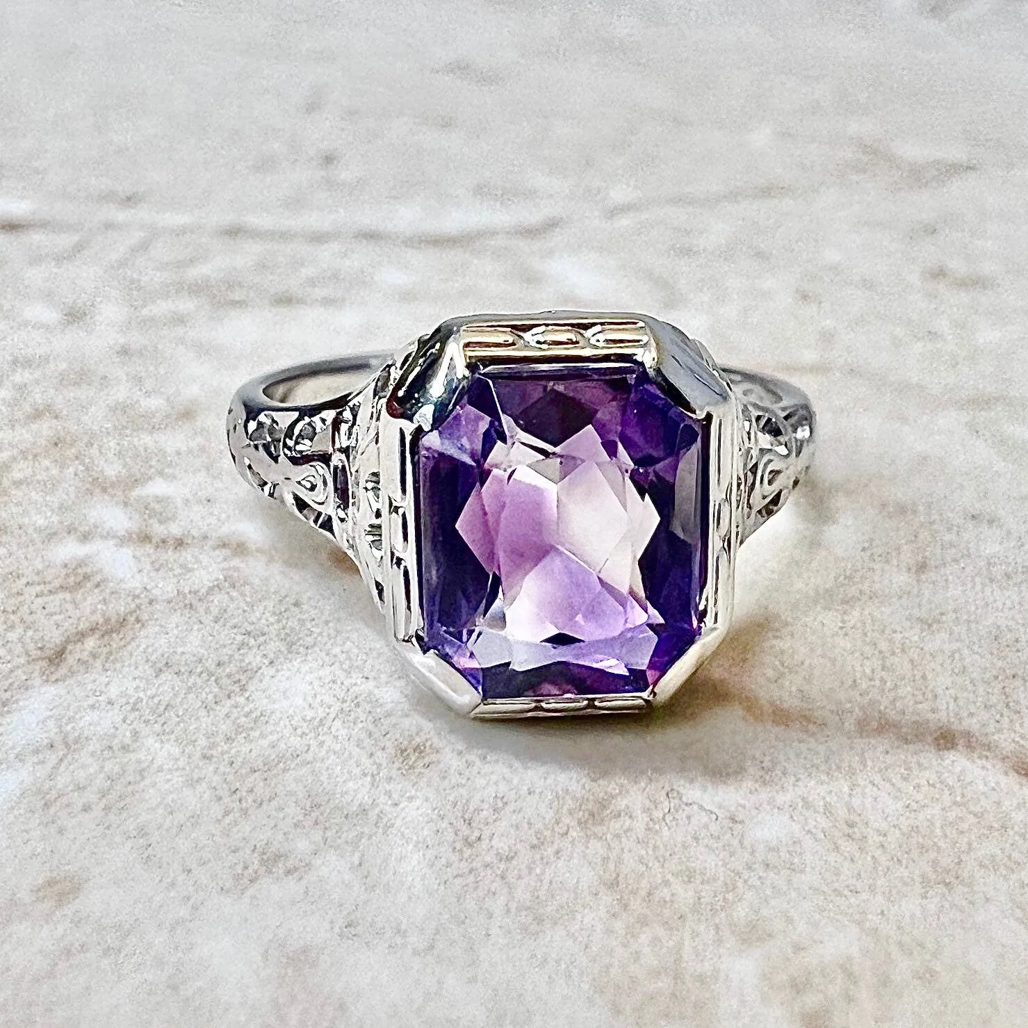 Fine Antique Art Deco 18 Karat White Hold Amethyst Filigree Solitaire Ring