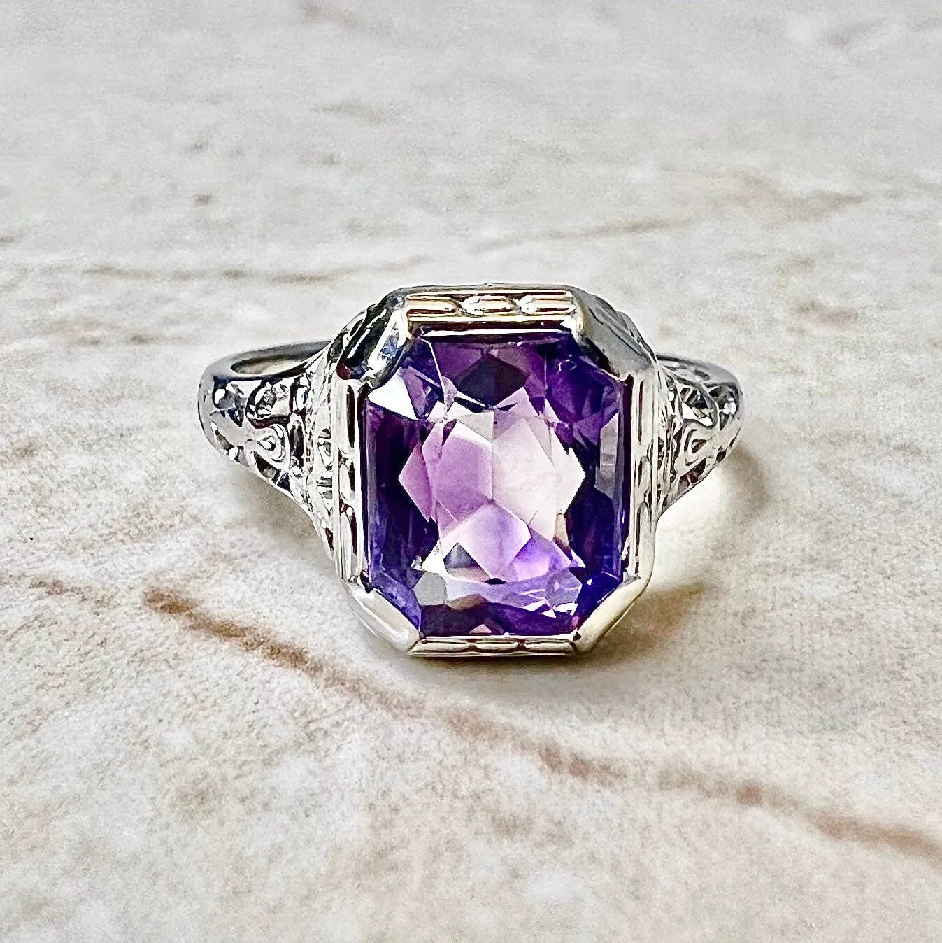 Fine Antique Art Deco 18 Karat White Hold Amethyst Filigree Solitaire Ring