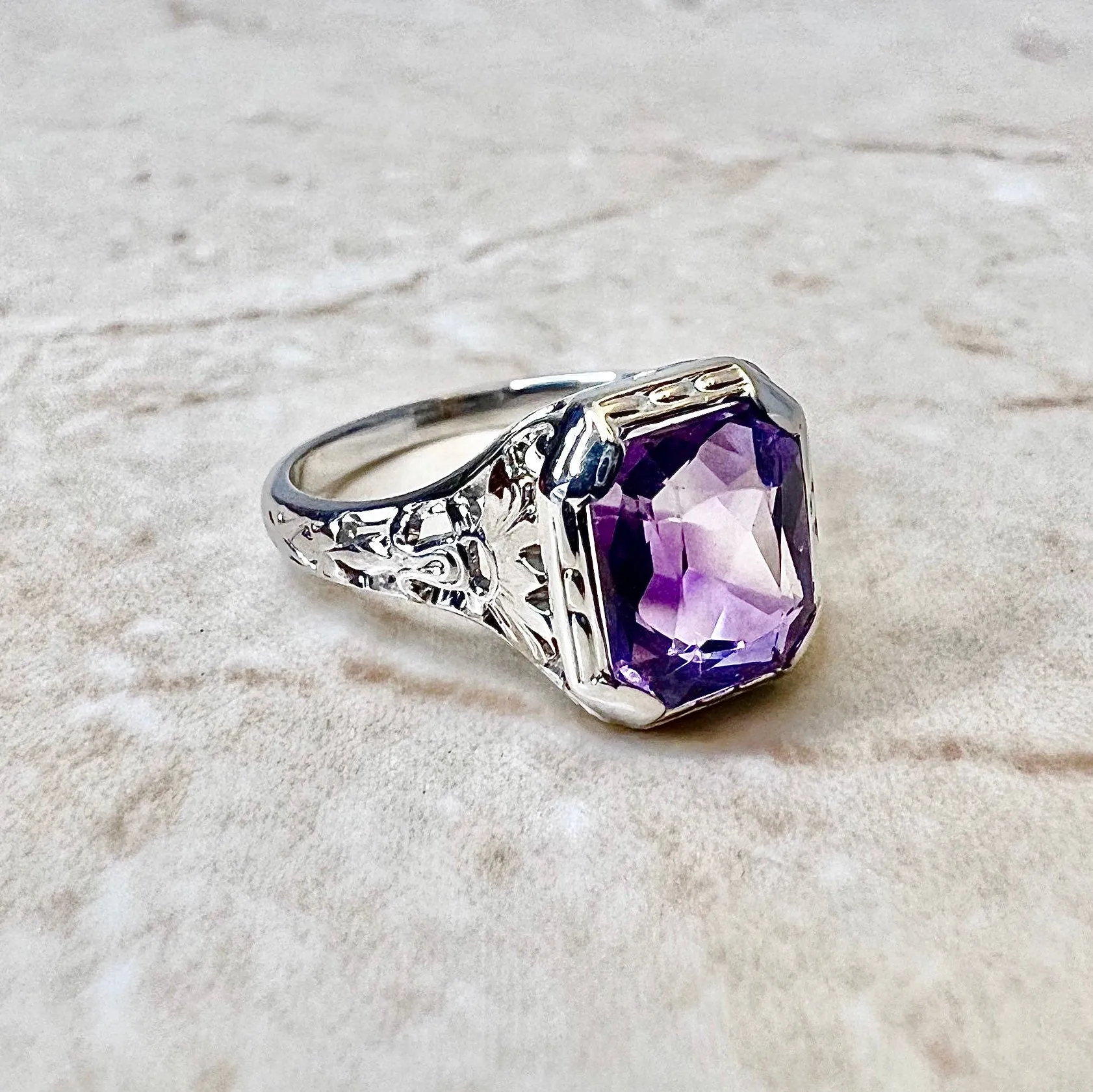 Fine Antique Art Deco 18 Karat White Hold Amethyst Filigree Solitaire Ring