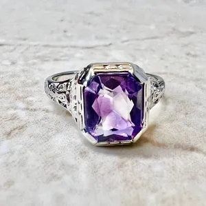 Fine Antique Art Deco 18 Karat White Hold Amethyst Filigree Solitaire Ring