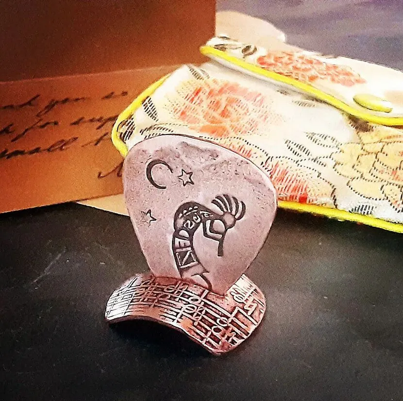 Guitar pick in Bronze with music notes