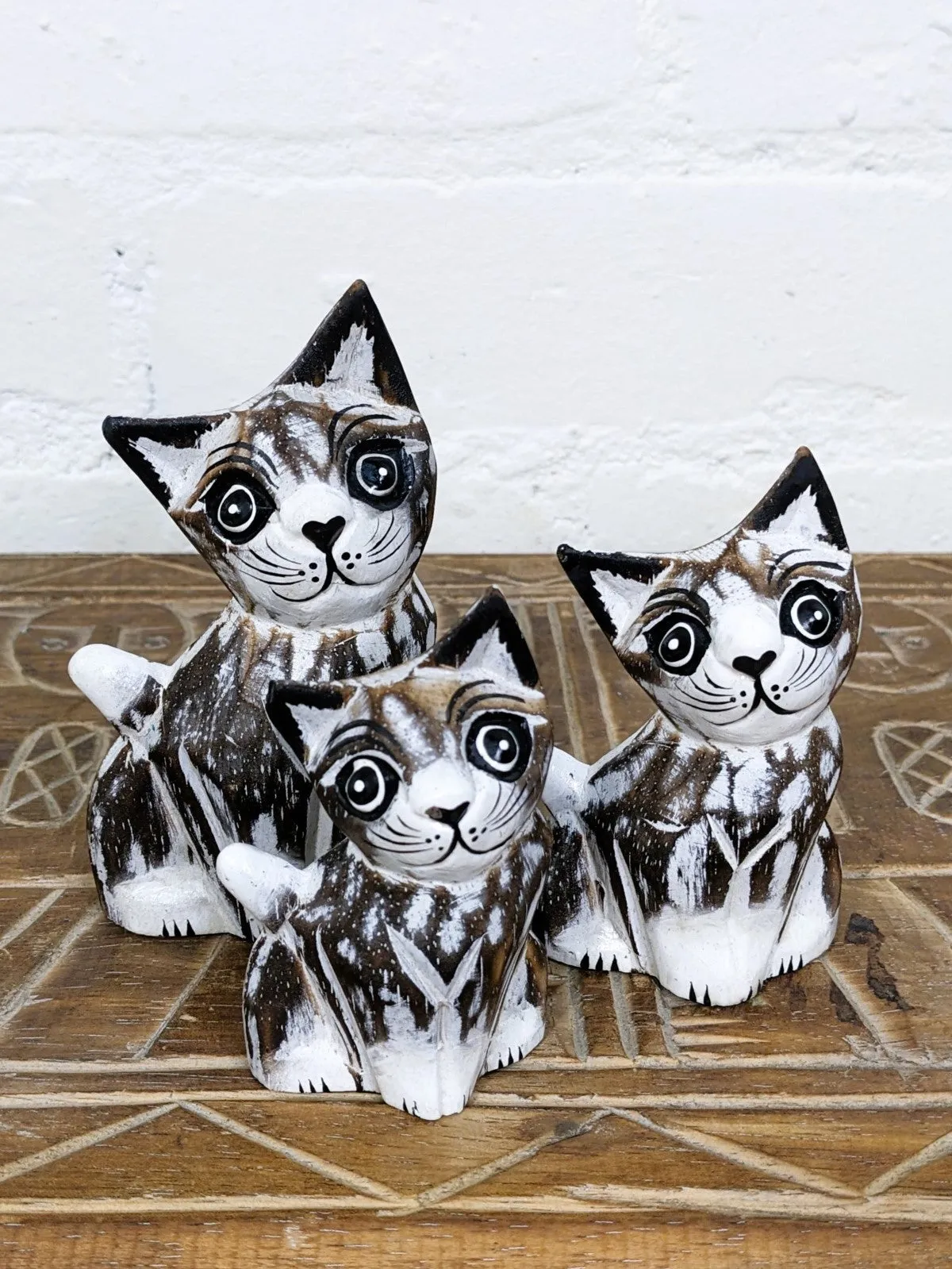 Set Of 3 White Distressed Cats